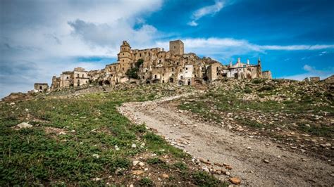 paese che sta scomparendo|Il paese che sta scomparendo .